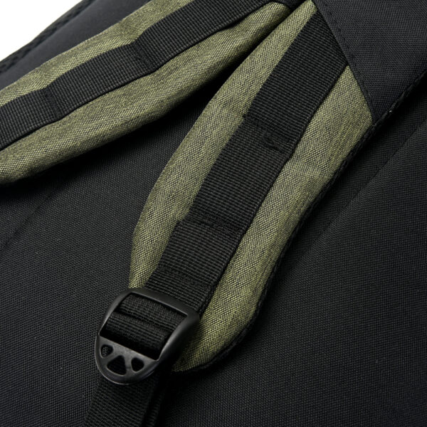Mochila Urban  Mode con bolsillo portanotebook y recortes verde militar 46x32x18cm